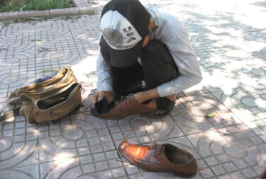 ベトナムの靴磨き職人