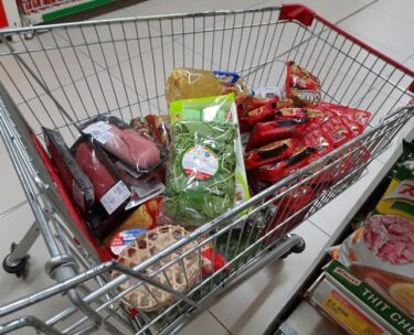 ベトナムのスーパーのカートと社会性